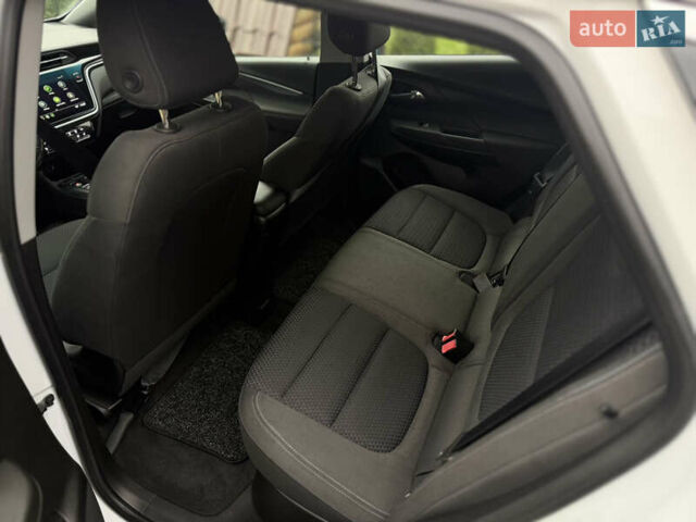 Белый Шевроле Bolt EV, объемом двигателя 0 л и пробегом 63 тыс. км за 16500 $, фото 23 на Automoto.ua