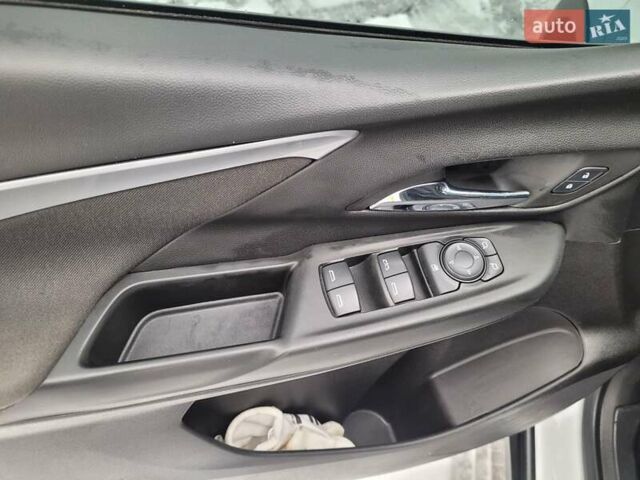 Белый Шевроле Bolt EV, объемом двигателя 0 л и пробегом 48 тыс. км за 20850 $, фото 10 на Automoto.ua