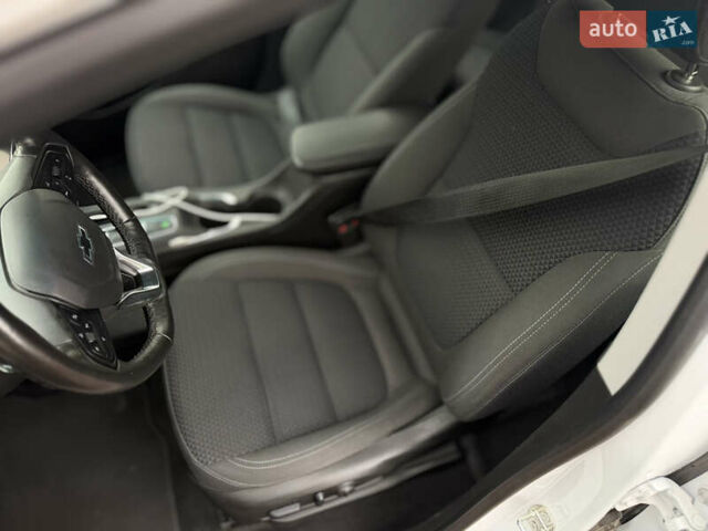 Белый Шевроле Bolt EV, объемом двигателя 0 л и пробегом 63 тыс. км за 16500 $, фото 16 на Automoto.ua