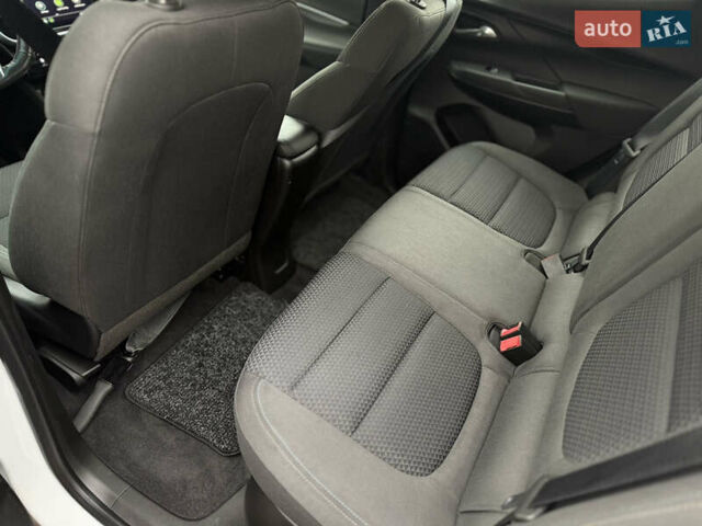 Белый Шевроле Bolt EV, объемом двигателя 0 л и пробегом 63 тыс. км за 16500 $, фото 24 на Automoto.ua