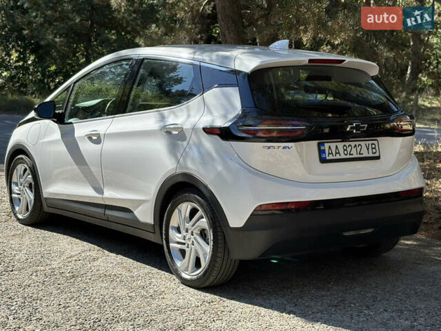 Белый Шевроле Bolt EV, объемом двигателя 0 л и пробегом 63 тыс. км за 16900 $, фото 4 на Automoto.ua