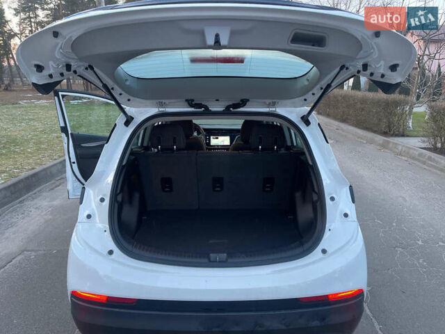 Белый Шевроле Bolt EV, объемом двигателя 0 л и пробегом 30 тыс. км за 18300 $, фото 14 на Automoto.ua