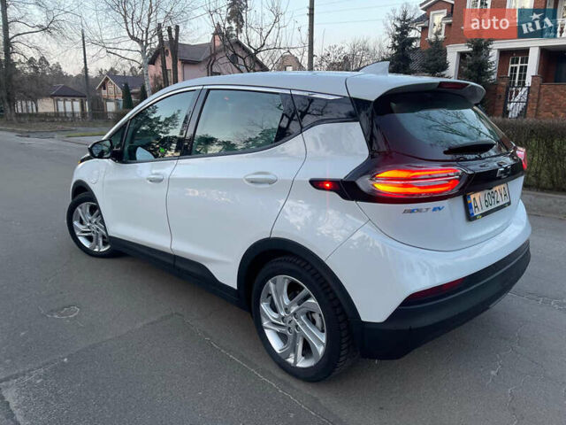 Белый Шевроле Bolt EV, объемом двигателя 0 л и пробегом 30 тыс. км за 18300 $, фото 5 на Automoto.ua