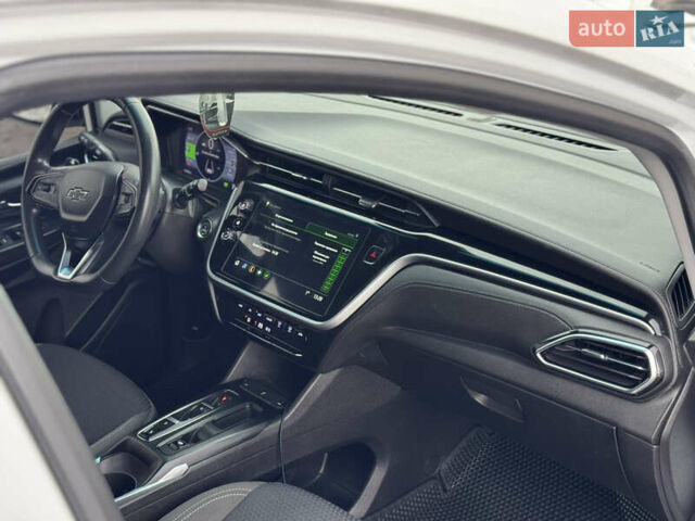 Белый Шевроле Bolt EV, объемом двигателя 0 л и пробегом 76 тыс. км за 17999 $, фото 61 на Automoto.ua