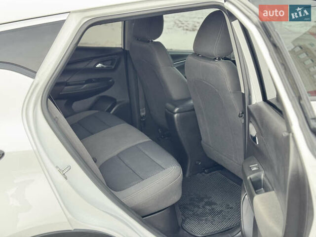 Белый Шевроле Bolt EV, объемом двигателя 0 л и пробегом 76 тыс. км за 17999 $, фото 55 на Automoto.ua