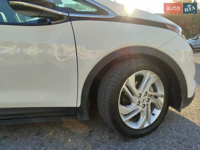 Белый Шевроле Bolt EV, объемом двигателя 0 л и пробегом 15 тыс. км за 18899 $, фото 4 на Automoto.ua