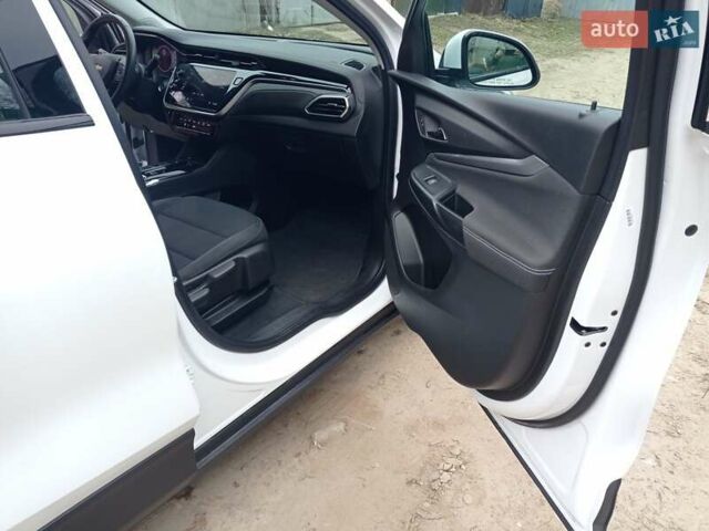 Белый Шевроле Bolt EV, объемом двигателя 0 л и пробегом 66 тыс. км за 18700 $, фото 17 на Automoto.ua