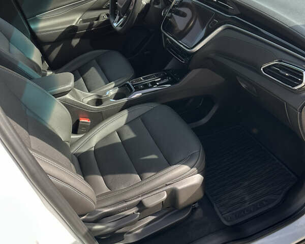 Белый Шевроле Bolt EV, объемом двигателя 0 л и пробегом 22 тыс. км за 18299 $, фото 17 на Automoto.ua