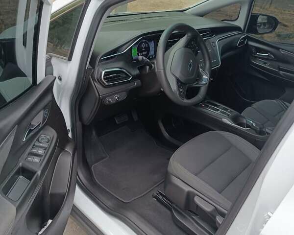Білий Шевроле Bolt EV, об'ємом двигуна 0 л та пробігом 30 тис. км за 16600 $, фото 7 на Automoto.ua