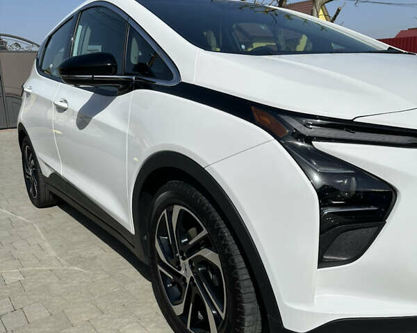 Белый Шевроле Bolt EV, объемом двигателя 0 л и пробегом 22 тыс. км за 18299 $, фото 3 на Automoto.ua