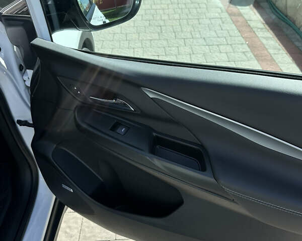 Белый Шевроле Bolt EV, объемом двигателя 0 л и пробегом 22 тыс. км за 18299 $, фото 18 на Automoto.ua