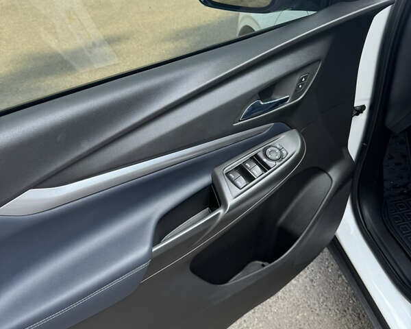 Белый Шевроле Bolt EV, объемом двигателя 0 л и пробегом 77 тыс. км за 21500 $, фото 9 на Automoto.ua