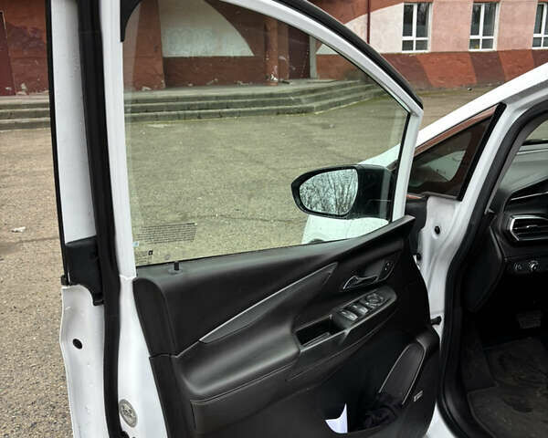 Белый Шевроле Bolt EV, объемом двигателя 0 л и пробегом 37 тыс. км за 18950 $, фото 27 на Automoto.ua