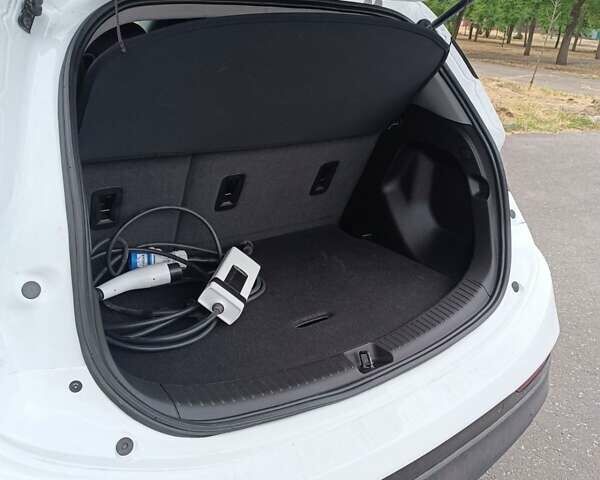 Білий Шевроле Bolt EV, об'ємом двигуна 0 л та пробігом 30 тис. км за 16600 $, фото 9 на Automoto.ua