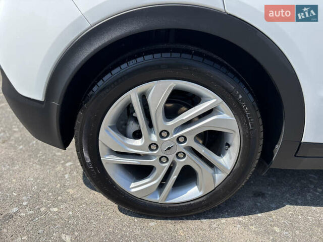 Белый Шевроле Bolt EV, объемом двигателя 0 л и пробегом 29 тыс. км за 19500 $, фото 26 на Automoto.ua