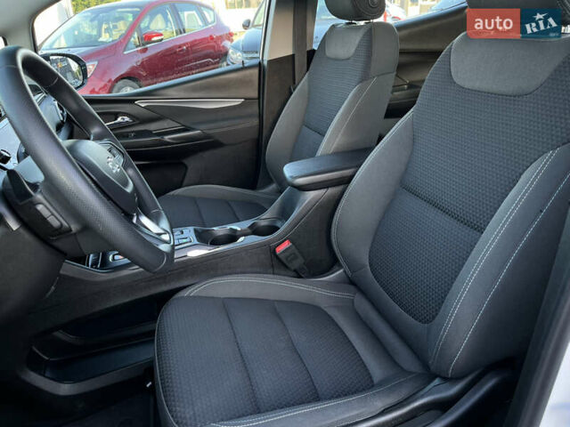 Белый Шевроле Bolt EV, объемом двигателя 0 л и пробегом 24 тыс. км за 17950 $, фото 17 на Automoto.ua