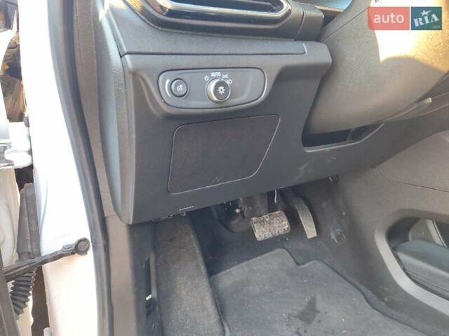 Белый Шевроле Bolt EV, объемом двигателя 0 л и пробегом 15 тыс. км за 18899 $, фото 16 на Automoto.ua