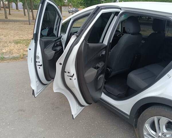 Білий Шевроле Bolt EV, об'ємом двигуна 0 л та пробігом 30 тис. км за 16600 $, фото 6 на Automoto.ua
