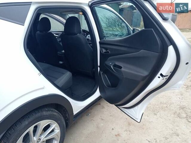 Белый Шевроле Bolt EV, объемом двигателя 0 л и пробегом 66 тыс. км за 18700 $, фото 16 на Automoto.ua