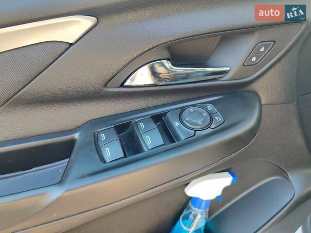 Белый Шевроле Bolt EV, объемом двигателя 0 л и пробегом 15 тыс. км за 18899 $, фото 13 на Automoto.ua