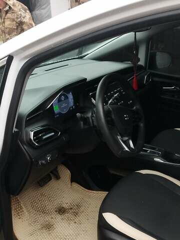 Белый Шевроле Bolt EV, объемом двигателя 0 л и пробегом 85 тыс. км за 19500 $, фото 1 на Automoto.ua