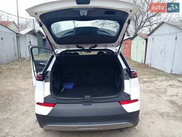 Белый Шевроле Bolt EV, объемом двигателя 0 л и пробегом 66 тыс. км за 18700 $, фото 18 на Automoto.ua