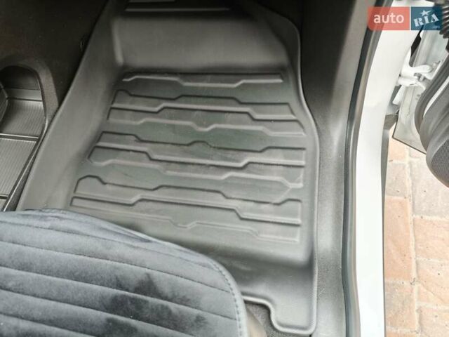 Белый Шевроле Bolt EV, объемом двигателя 0 л и пробегом 52 тыс. км за 17700 $, фото 5 на Automoto.ua