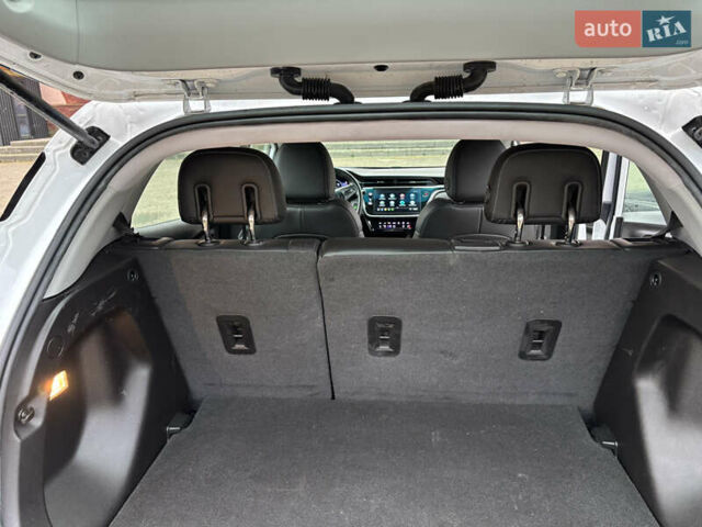 Белый Шевроле Bolt EV, объемом двигателя 0 л и пробегом 37 тыс. км за 18950 $, фото 23 на Automoto.ua