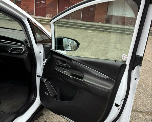 Белый Шевроле Bolt EV, объемом двигателя 0 л и пробегом 37 тыс. км за 18950 $, фото 17 на Automoto.ua