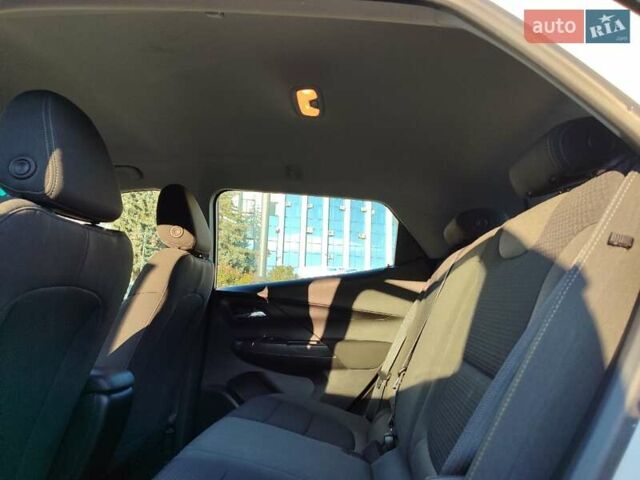 Белый Шевроле Bolt EV, объемом двигателя 0 л и пробегом 15 тыс. км за 18899 $, фото 18 на Automoto.ua