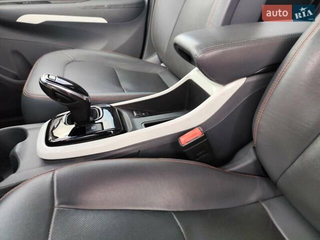 Черный Шевроле Bolt EV, объемом двигателя 0 л и пробегом 64 тыс. км за 14999 $, фото 49 на Automoto.ua