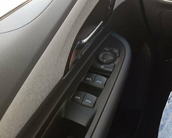 Красный Шевроле Bolt EV, объемом двигателя 0 л и пробегом 68 тыс. км за 15250 $, фото 6 на Automoto.ua