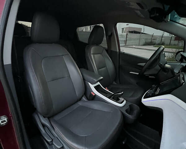Красный Шевроле Bolt EV, объемом двигателя 0 л и пробегом 155 тыс. км за 14499 $, фото 23 на Automoto.ua