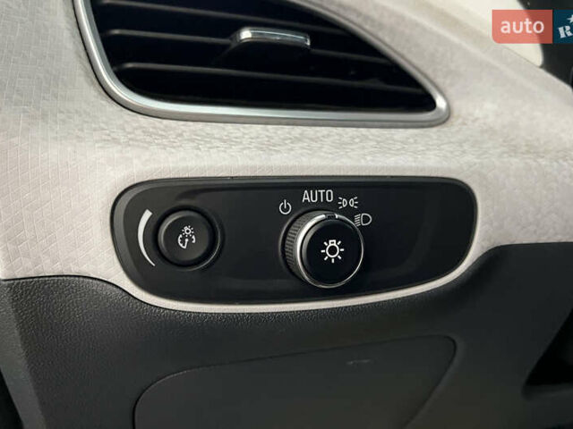 Красный Шевроле Bolt EV, объемом двигателя 0 л и пробегом 127 тыс. км за 14500 $, фото 12 на Automoto.ua
