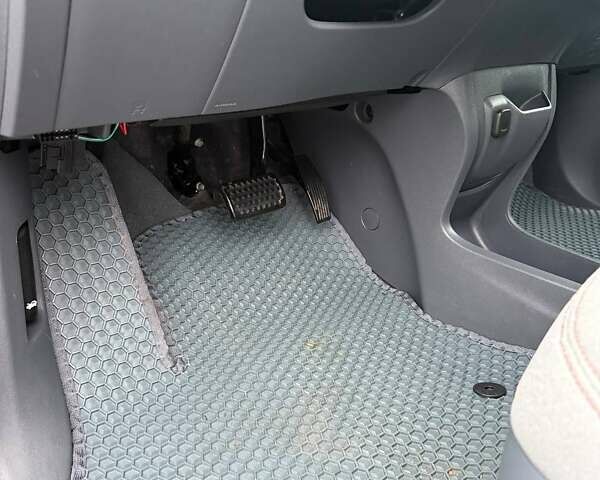 Красный Шевроле Bolt EV, объемом двигателя 0 л и пробегом 70 тыс. км за 16800 $, фото 12 на Automoto.ua