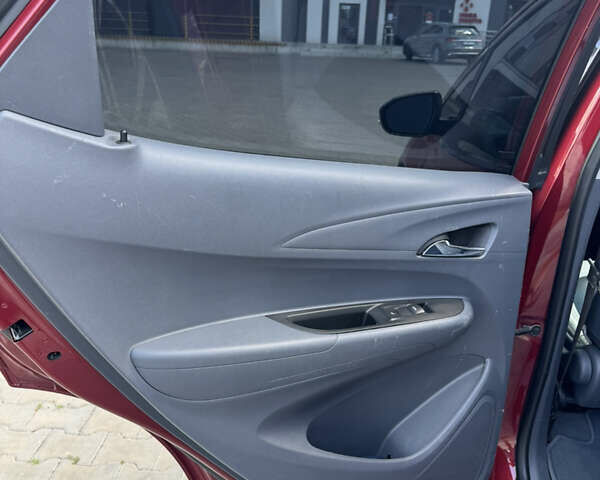 Красный Шевроле Bolt EV, объемом двигателя 0 л и пробегом 90 тыс. км за 16200 $, фото 31 на Automoto.ua