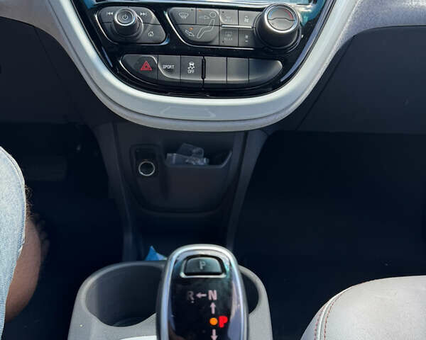 Красный Шевроле Bolt EV, объемом двигателя 0 л и пробегом 90 тыс. км за 16200 $, фото 42 на Automoto.ua