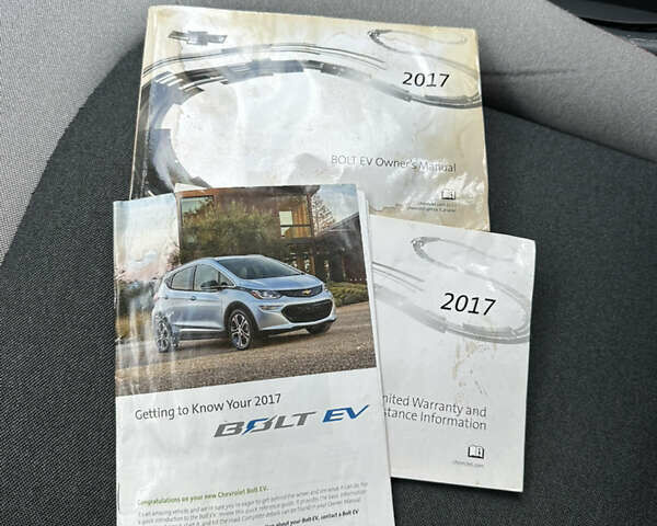 Серый Шевроле Bolt EV, объемом двигателя 0 л и пробегом 110 тыс. км за 14200 $, фото 9 на Automoto.ua