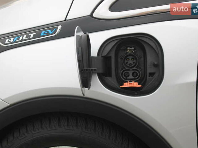 Серый Шевроле Bolt EV, объемом двигателя 0 л и пробегом 135 тыс. км за 15300 $, фото 10 на Automoto.ua