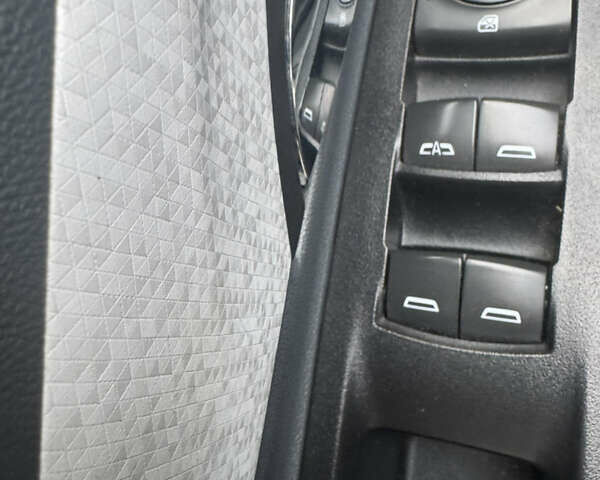 Серый Шевроле Bolt EV, объемом двигателя 0 л и пробегом 153 тыс. км за 15000 $, фото 3 на Automoto.ua