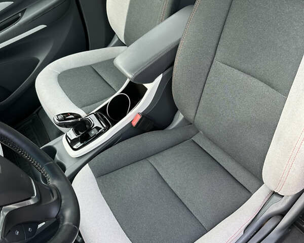 Серый Шевроле Bolt EV, объемом двигателя 0 л и пробегом 49 тыс. км за 15900 $, фото 8 на Automoto.ua