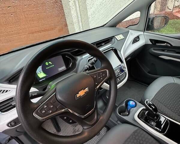 Серый Шевроле Bolt EV, объемом двигателя 0 л и пробегом 103 тыс. км за 14000 $, фото 4 на Automoto.ua