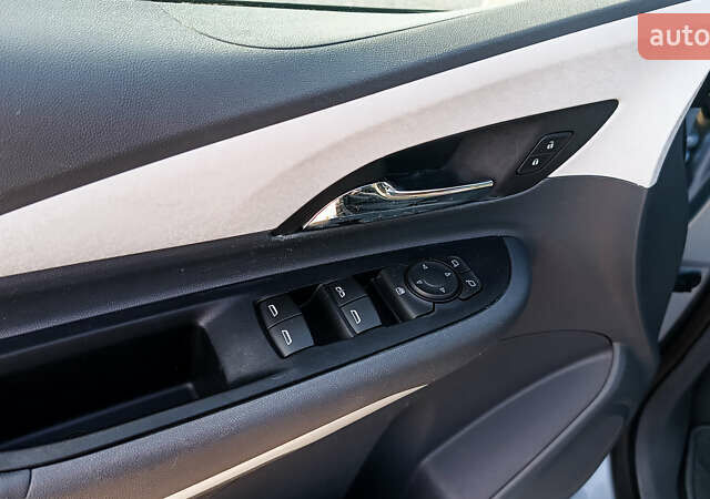 Серый Шевроле Bolt EV, объемом двигателя 0 л и пробегом 96 тыс. км за 13800 $, фото 15 на Automoto.ua