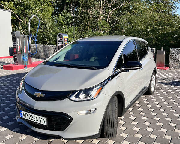 Серый Шевроле Bolt EV, объемом двигателя 0 л и пробегом 931 тыс. км за 14300 $, фото 2 на Automoto.ua