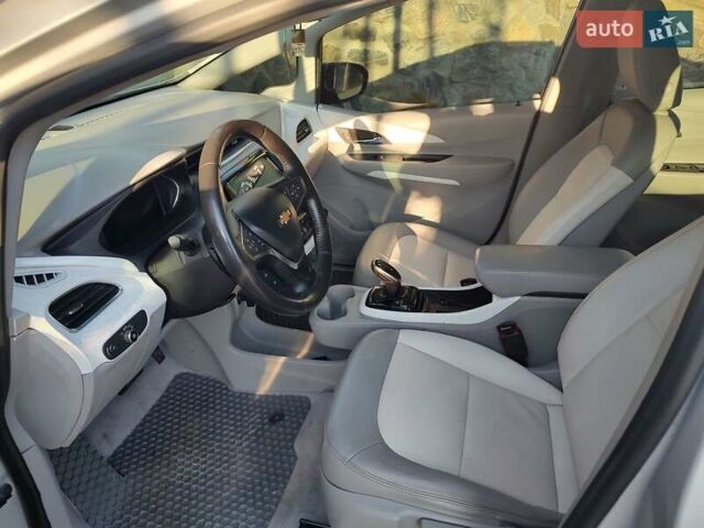 Серый Шевроле Bolt EV, объемом двигателя 0 л и пробегом 41 тыс. км за 17200 $, фото 3 на Automoto.ua
