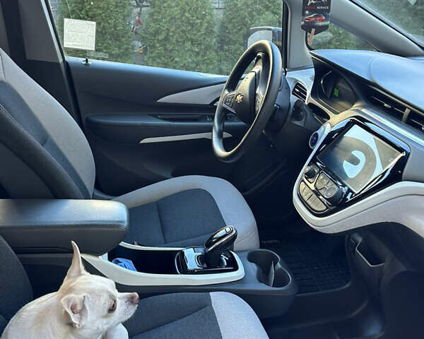 Сірий Шевроле Bolt EV, об'ємом двигуна 0 л та пробігом 50 тис. км за 15100 $, фото 3 на Automoto.ua