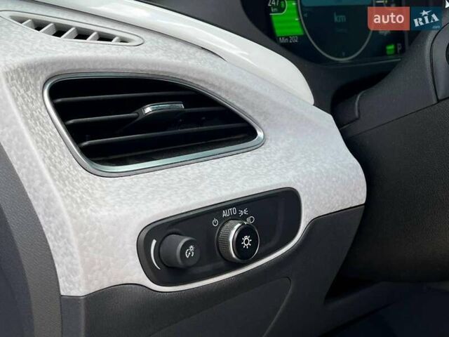Серый Шевроле Bolt EV, объемом двигателя 0 л и пробегом 98 тыс. км за 15490 $, фото 39 на Automoto.ua