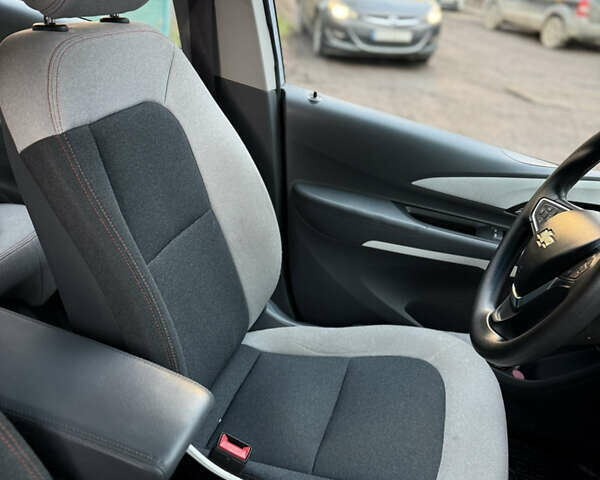 Синий Шевроле Bolt EV, объемом двигателя 0 л и пробегом 64 тыс. км за 17200 $, фото 33 на Automoto.ua