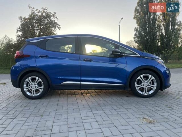 Синий Шевроле Bolt EV, объемом двигателя 0 л и пробегом 62 тыс. км за 15999 $, фото 2 на Automoto.ua