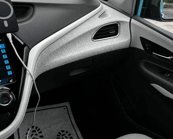 Синий Шевроле Bolt EV, объемом двигателя 0 л и пробегом 46 тыс. км за 14600 $, фото 5 на Automoto.ua